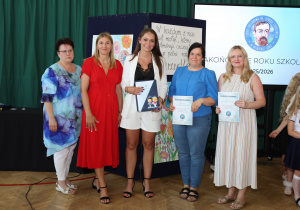 Zdjęcie grupowe uczniów, rodziców i nauczycieli