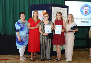 Zdjęcie grupowe uczniów, rodziców i nauczycieli