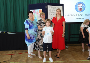 Zdjęcie grupowe uczniów, rodziców i nauczycieli