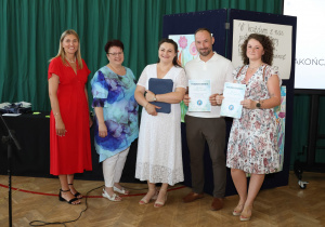 Zdjęcie grupowe uczniów, rodziców i nauczycieli