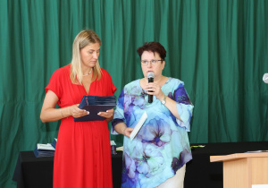 Zdjęcie grupowe uczniów, rodziców i nauczycieli