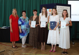 Zdjęcie grupowe uczniów, rodziców i nauczycieli