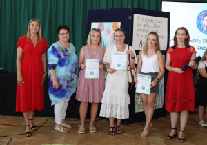 Zdjęcie grupowe uczniów, rodziców i nauczycieli
