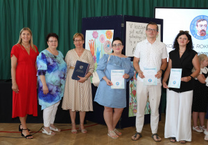 Zdjęcie grupowe uczniów, rodziców i nauczycieli