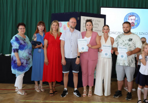 Zdjęcie grupowe uczniów, rodziców i nauczycieli