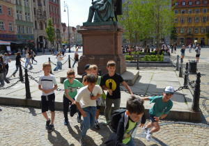 Zdjęcie grupowe uczniów we Wrocławiu