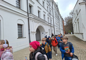 Grupa uczniów w skansenie