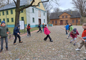 Grupa uczniów w skansenie