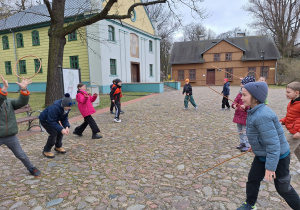 Grupa uczniów w skansenie