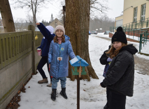Pamiętamy o skrzydlatych przyjaciołach - Uczniowie klasy 3a dokarmiają ptaki - 30.01.2026