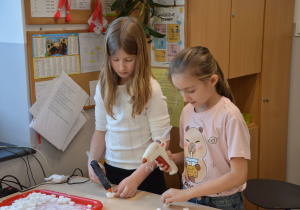 Uczniowie wykonujący prace plastyczne i techniczne