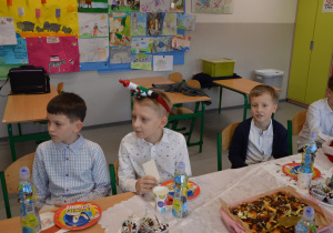 Uczniowie przy stole wigilijnym