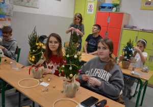 Uczniowie i rodzice w czasie prac arsztatowych