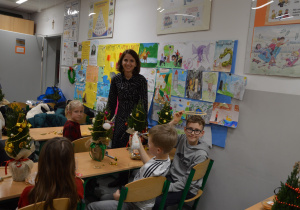 Uczniowie i rodzice w czasie prac arsztatowych