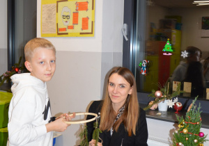 Uczniowie i rodzice w czasie prac arsztatowych
