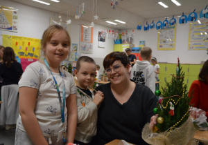 Uczniowie i rodzice w czasie prac arsztatowych