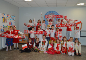 Zdjęcie grupowe uczniów w strojach patriotycznych