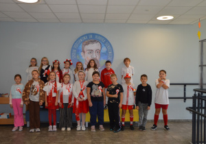 Zdjęcie grupowe uczniów w strojach patriotycznych
