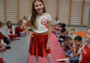 Uczniowie prezentujący się w strojach patriotycznych