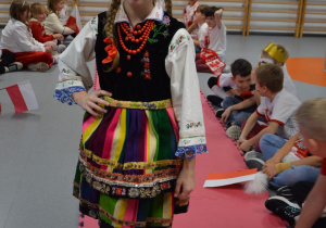 Uczniowie prezentujący się w strojach patriotycznych