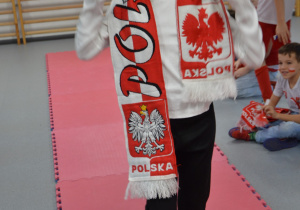 Uczniowie prezentujący się w strojach patriotycznych
