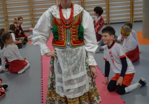 Uczniowie prezentujący się w strojach patriotycznych