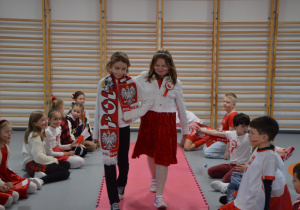 Uczniowie prezentujący się w strojach patriotycznych