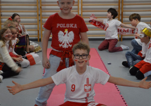 Uczniowie prezentujący się w strojach patriotycznych