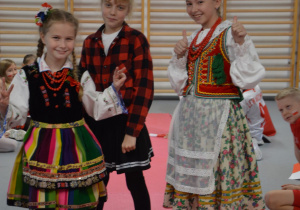 Uczniowie prezentujący się w strojach patriotycznych