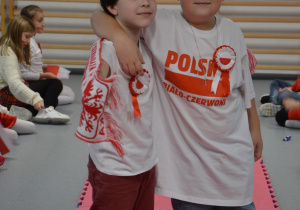 Uczniowie prezentujący się w strojach patriotycznych