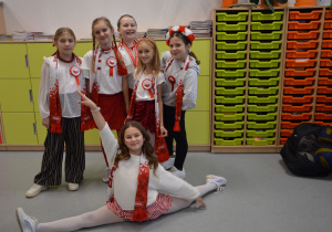 Uczniowie prezentujący się w strojach patriotycznych
