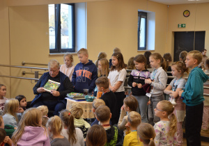 Grupa uczniów w czasie spotkania autorskiego