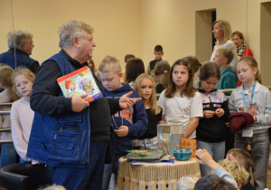 Grupa uczniów w czasie spotkania autorskiego