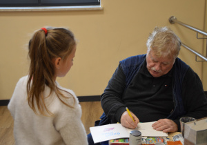 Grupa uczniów w czasie spotkania autorskiego