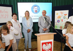 Dyrekcja szkoły i grupa uczniów