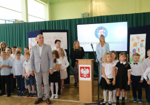 Dyrekcja szkoły i grupa uczniów