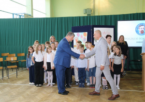 Grupa nauczycieli i uczniów