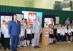 Grupa nauczycieli i uczniów