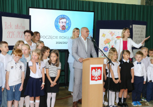 Dyrekcja szkoły i grupa uczniów