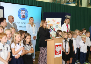 Dyrekcja szkoły i grupa uczniów