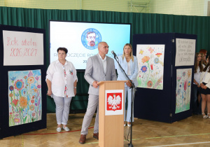 Dyrekcja szkoły i grupa uczniów