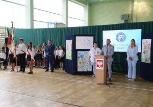 Grupa nauczycieli i uczniów