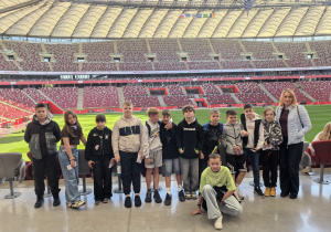 Zdjęcie gtupowe uczniów na stadione