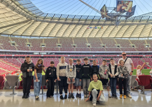 Zdjęcie gtupowe uczniów na stadione
