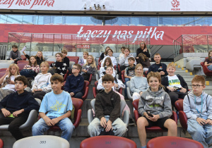 Zdjęcie gtupowe uczniów na stadione