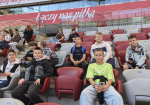 Zdjęcie gtupowe uczniów na stadione