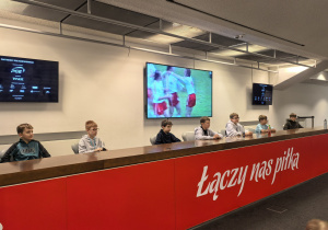 Zdjęcie gtupowe uczniów na stadione