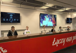 Zdjęcie gtupowe uczniów na stadione