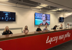 Zdjęcie gtupowe uczniów na stadione