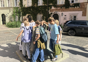 Zdjęcie gtupowe uczniów na Starym MIeście